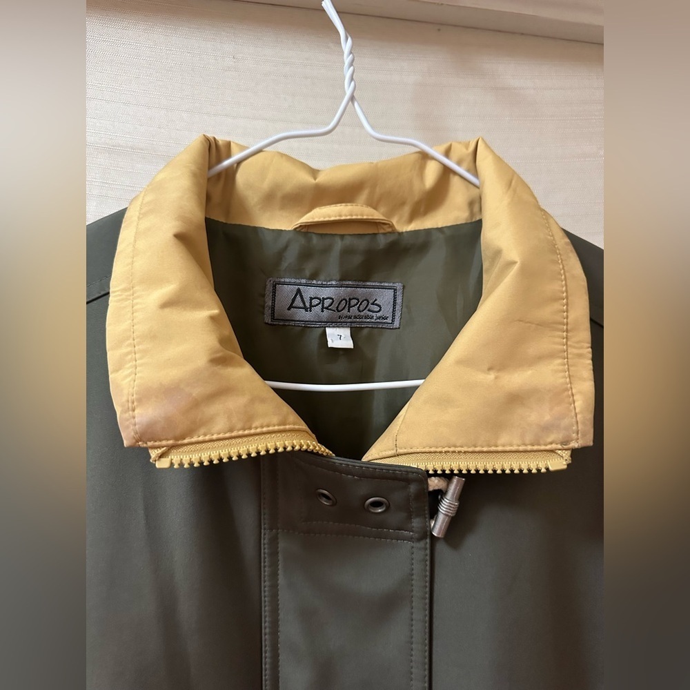 Apropos Juniors Olive Green Coat Jacket With Yellow Collar – Size 7 - Picture 2 of 7